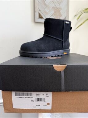 NIB UGG Classic Mini GTX Black Boot Size 7
